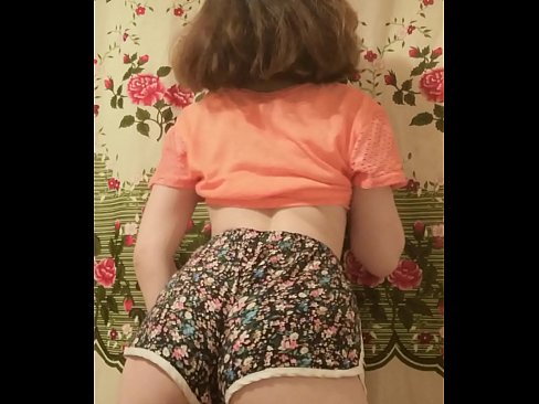 ❤️ 性感的年轻宝贝在镜头前脱下她的短裤 Porno fb﹏﹏