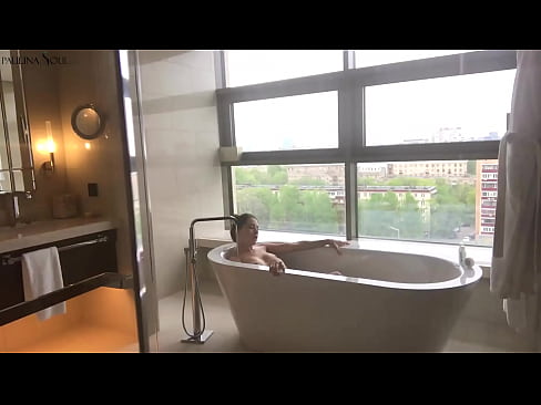 ❤️ 巨大的宝贝 激情地在浴室里撸起了她的阴部 Porno fb﹏﹏