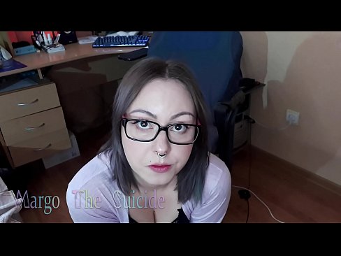 ❤️ 性感的眼镜女孩在镜头前深深地吸吮假阳具 Porno fb﹏﹏