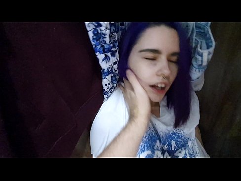 ❤️ 在衣柜里发现我的妹妹并帮助她射精 Porno fb﹏﹏